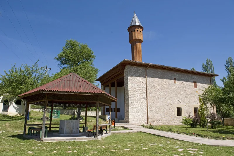 La mosquée Mahmut Bey à Kasaba — une mosquée en bois du XIVe siècle